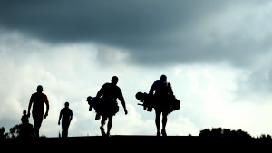 Die große Hilfe im Hintergrund: Mit Rat und Tat stehen Caddies ihrem Profi zur Seite. (Foto:Getty)