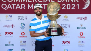 Antoine Rozner präsentiert stolz die Trophäe (Foto: Getty)