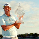 Matt Jones hält die zweite PGA-Tour-Trophäe seiner Karriere in der Hand. (Foto: Getty)