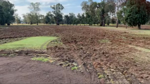 Nein, das ist kein Acker, sondern ein Golfplatz in Australien, der in einer Vandalismus-Attacke umgepflügt wurde. (Foto: Youtube/@Golf NSW)