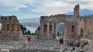 Taormina, traumhaft oberhalb des Meeres gelegen. Das Teatro Greco mit Blick auf den Ätna muss man gesehen haben. (Foto: Golf Post)