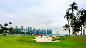 Drive Richtung Downtown: Loch 5 ist eine Art Signature Hole des Serapong Course im Sentosa Golf Club vor den Toren von Singapur. (Foto: Michael F. Basche)