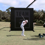 Die Stars um Tommy Fleetwood versuchen sich an der Flop Wall von TaylorMade. (Foto: Youtube/@TaylorMade Golf)