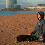 Ein Mann meditiert einsam am Strand. (Foto: Getty)