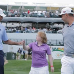 Amy Bockerstette mit Matt Kuchar und Gary Woodland. (Foto: Twitter.com/PGATour)