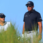 Wie Batman und Robin: Phil und Tim Mickelson beeindrucken bei der PGA Championship 2021. (Foto: Getty)