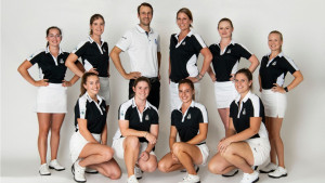 Die Damenmannschaft vom Golfclub St. Leon Rot. Charlotte Back, Danielle Modder, Jan Knödler (Athletiktrainer), Nina Dübbers (ehemalige Kapitänin), Emelie Edinger, Celina Sattelkau, Laura Kowohl, Natalie Wagner (spielende Kapitänin), Paula Schulz-Hanßen, Leonie Harm. Es fehlen: Anni Eisenhut, Emily Böhrer, Lily Hürlimann, Jette Schulze, Isabelle Schlick, Karolin Lampert, Maline Kraus, Stella Jelinek, Carolin Hermes, Ashley Fowler, Olivia Bergner, Marie Bechtold, Headcoach Sebastian Buhl