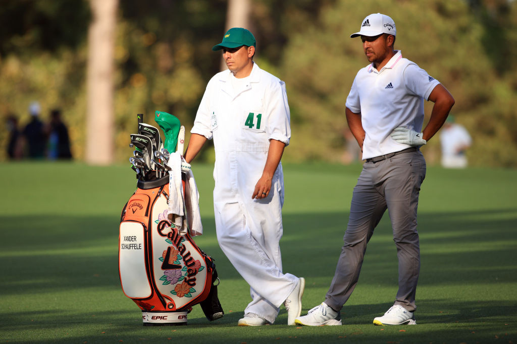 Xander Schauffele beim US Masters 2021 mit dem Bag von Callaway. Ein solches Exemplar wird von United Charity für den guten Zweck versteigert. (Foto: Getty)