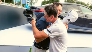 Viktor Hovland und Martin Kaymer auf dem 18. Grün des Golfclubs München Eichenried. (Foto: Getty)