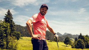 Schauspieler Daniel Buder hat auf dem Golfplatz gerne eine gute Zeit. (Foto: Marcus Feld)