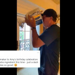 Phil Mickelson genießt seinen Wein direkt aus der Wanamaker Trophy. (Foto: Twitter/ @PhilMickelson)