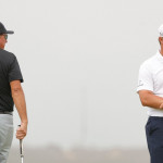 Phil Mickelson erlaubte sich einen Spaß mit Bryson DeChambeau. (Foto: Getty)