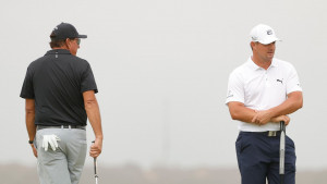 Phil Mickelson erlaubte sich einen Spaß mit Bryson DeChambeau. (Foto: Getty)