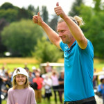 Marcel Siem gewinnt das Turnier in Frankreich auf der Challenge Tour knapp vor dem Chilenen Hugo Leon! Im Hintergrund Siem's Tochter (Foto: Getty)