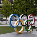Die Olympischen Ringe vor dem National Stadium in Tokio (Foto: Getty)