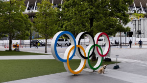 Die Olympischen Ringe vor dem National Stadium in Tokio (Foto: Getty)