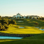 Das Clubhaus des La Reserva Clubs mit davorliegendem Platz. (Foto: La Reserva Club de Sotogrande)