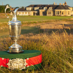 Der Claret Jug vor dem Clubhaus des Prestwick Golf Club, wo Old Tom Morris 1860 den allerersten Abschlag der Open Championship spielte. (Foto: Prestwick Golf Club)