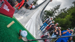 Der Hole-in-One-Shot von der Skiflugschanze in Oberstdorf bei der Vierplätzetournee 2021. (Foto: Vierplätzetournee Allgäu)