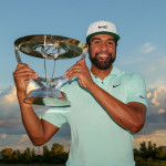 Tony Finau präsentiert die Trophäe der Northern Trust. 5 Jahre hat es gedauert, bis er endlich wieder siegreich war (Foto: Getty)