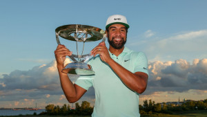 Tony Finau präsentiert die Trophäe der Northern Trust. 5 Jahre hat es gedauert, bis er endlich wieder siegreich war (Foto: Getty)