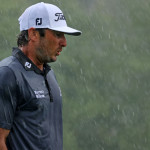 Max Homa wünschte sich in diesem Moment wahrscheinlich vernünftige Regenkleidung für auf dem Golfplatz. (Quelle: Getty)