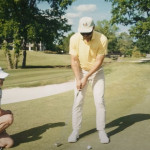 Adventures in Golf: in der neuen Episode spielt Lang mit verbundenen Augen Golf. (Bild: Getty)