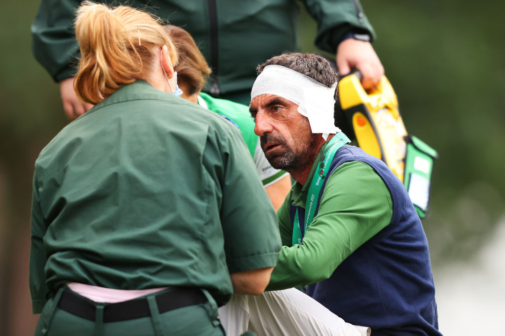 Laporta trifft seinen Schwungtrainer am Kopf, dessen Platzwunde behandelt werden musste. (Foto: Getty)