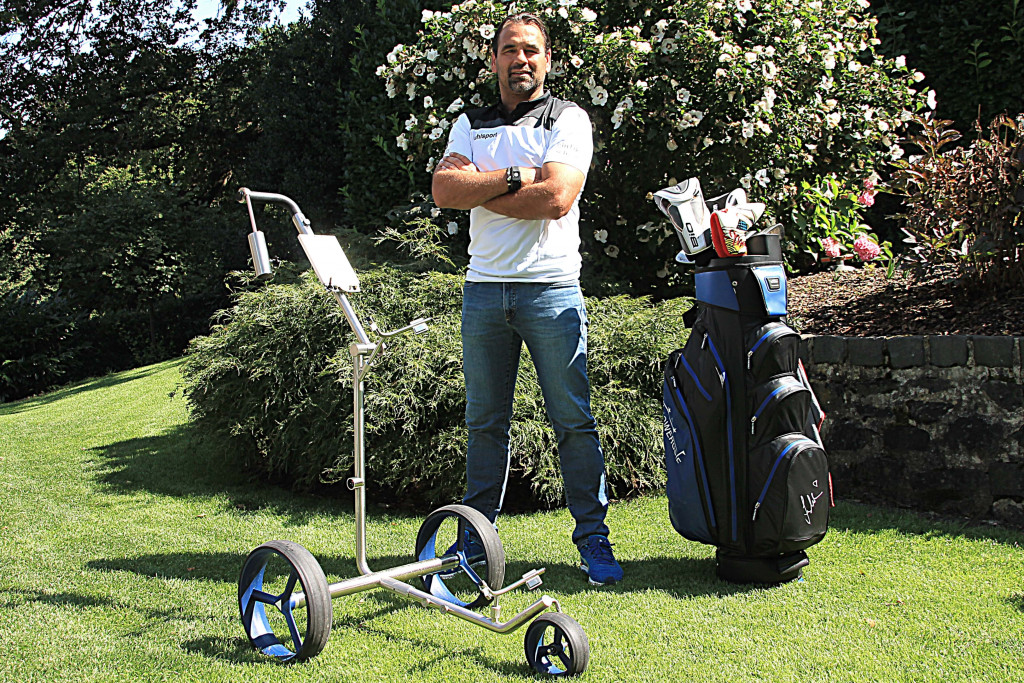 Für den guten Zweck: Ein unterschriebenes Bag von PG-PowerGolf und ein E-Caddy SteelCad Zorro Click mit Magnet Baghaltesystem. (Foto: Golf Post)