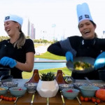 Olivia Cowan bei der Cooking Challenge der Ladies European Tour. (Foto: Screenshot/Twitter @LETgolf)
