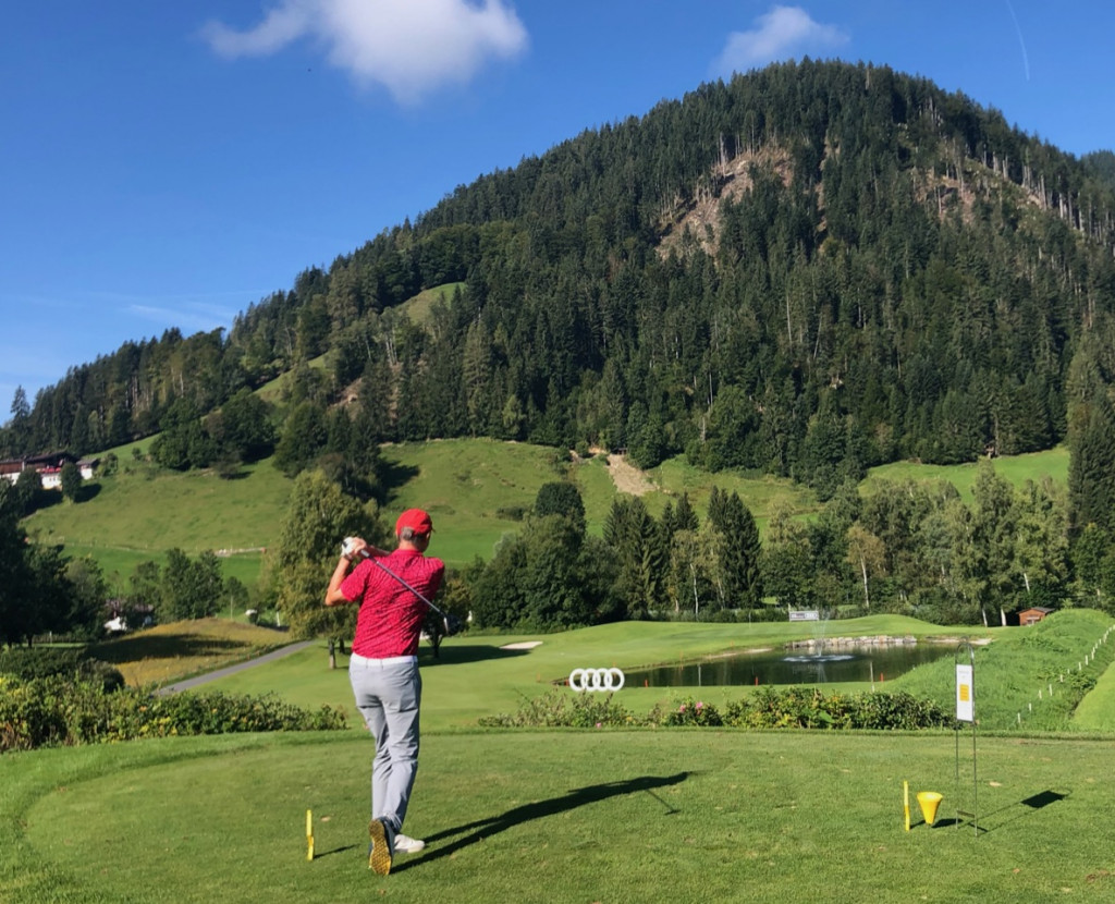 Herausfordernder Abschlag der Neun im GC Schwarzsee. (Foto: Jürgen Linnenbürger)