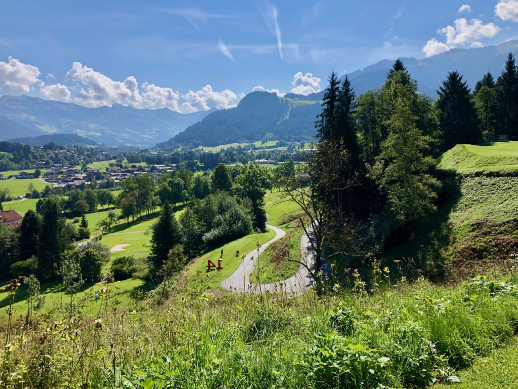 Beeindruckende Kulisse am 17. Abschlag im GC Schwarzsee (Foto: Jürgen Linnenbürger)