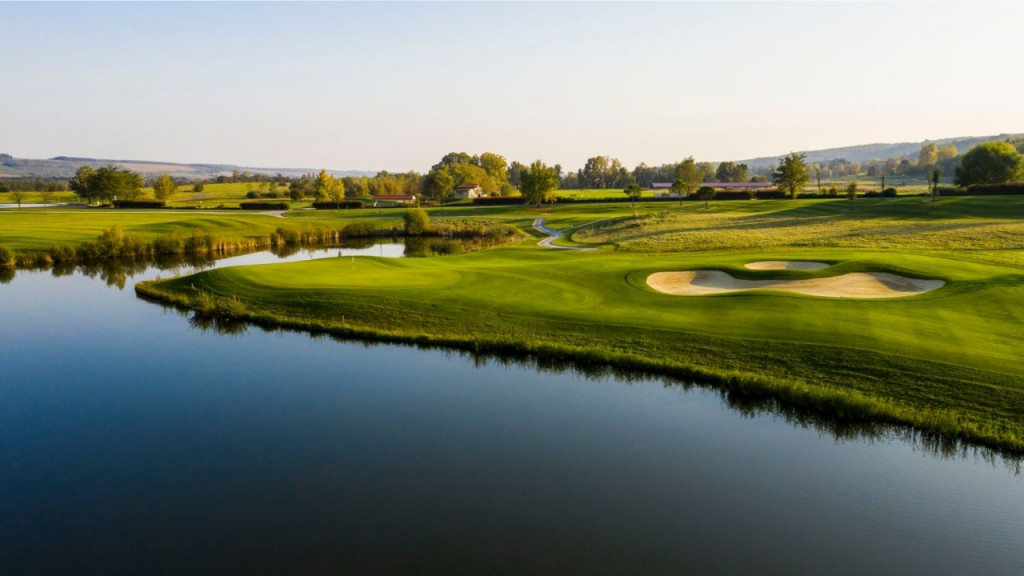 Beeindruckende Bahnen, große Wasserhindernisse und spektakuläre Blicke - der Golfplatz macht Spaß. (Foto: Zala Springs Golf Resort)