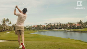 Erik Lang spielt in Palm Beach Par 3s. (Foto: Youtube/ @skratch)