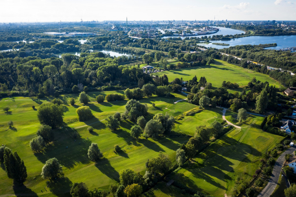 Das Golf Lounge Resort Moorfleet kurz hinter den Hamburger Elbbrücken: Ein innovatives Modell für stadtnahes Golf. (Foto: Golf Lounge Resort Moorfleet)