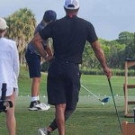 Tiger Woods (re.) neben seiner Freundin Erica Herman auf einem Junior Golf Event seines Sohnes. (Foto: Twitter.com/GolfWRX)