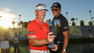 Phil Mickelson und Bernhard Langer feiern ihre Erfolge bei der Charles Schwab Championship. (Foto: Twitter.com/@GolfDigest)