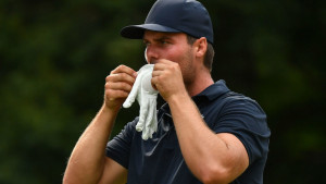 Golfhandschuhe gehören an die Hand: Der Norweger Kristian Krogh Johannessen hat andere Ideen (Foto: Getty Images)