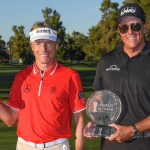 Zwei Rekorde auf der PGA Tour Champions: Bernhard Langer und Phil Mickelson mit ihren Trophäen. (Foto: Twitter/@PhilMickelson)