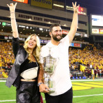 Jon Rahm und seine Ehefrau mit der US-Open-Trophäe. (Foto: Twitter.com/@usopengolf)