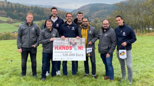 Die Tabler der beiden Tische mit ihren jeweiligen Tischpräsidenten bei der Checkübergabe (Foto: Round Table Daun)