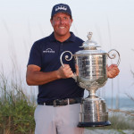 Phil Mickelson strahlt als ältester Majorsieger aller Zeiten. (Foto: Getty)