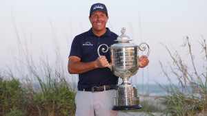 Phil Mickelson strahlt als ältester Majorsieger aller Zeiten. (Foto: Getty)