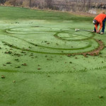 Die Ausmaße des Vandalismus auf dem 1. Grün des River Bend Golf Course. (Foto: River Bend Golf Course/Facebook)