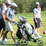 Ein Golftrolley für Weihnachten: Auch Profis müssen mal schieben - David Howell zieht alle Blicke auf sich! (Foto: Getty Images)