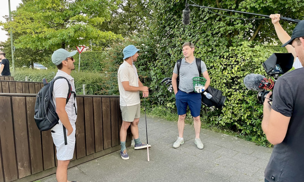 Der Gast aus den USA erregt Aufmerksamkeit: EAL im Gespräch mit Lausward-Golfern. (Foto: Michael F. Basche)