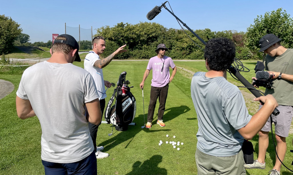 Auf dem Weg zur "German Blatzraif": EAL mit Golflehrer Kevin Kunze im Pott Golf Club in Oberhausen. (Foto: Michael F. Basche)