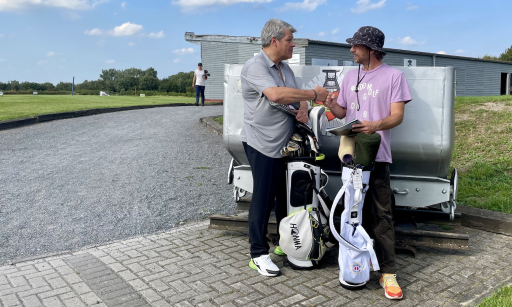 Abschied ohne Golfrunde, aber nach jeder Menge "Ballwechsel": Erik Anders Lang und der Autor. (Foto: Michael F. Basche)