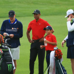 Tiger Woods mit seinem Sohn Charlie und Caddie Joe LaCava sowie Joe LaCava Jr. (Foto: Getty)