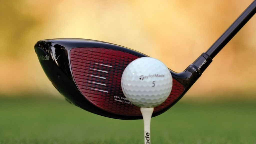 Nicht nur aus Karbon, sondern auch in tiefem Rot zeigt sich die neue Schlagfläche der TaylorMade Stealth Driver. (Foto: TaylorMade)